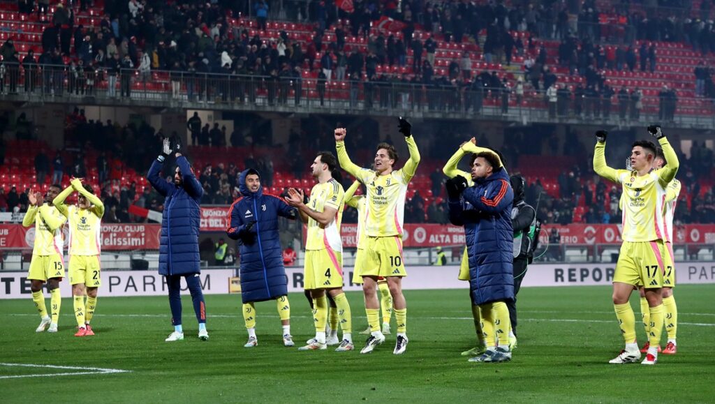 Juve-players-celebrating-the-win-over-Monza-1